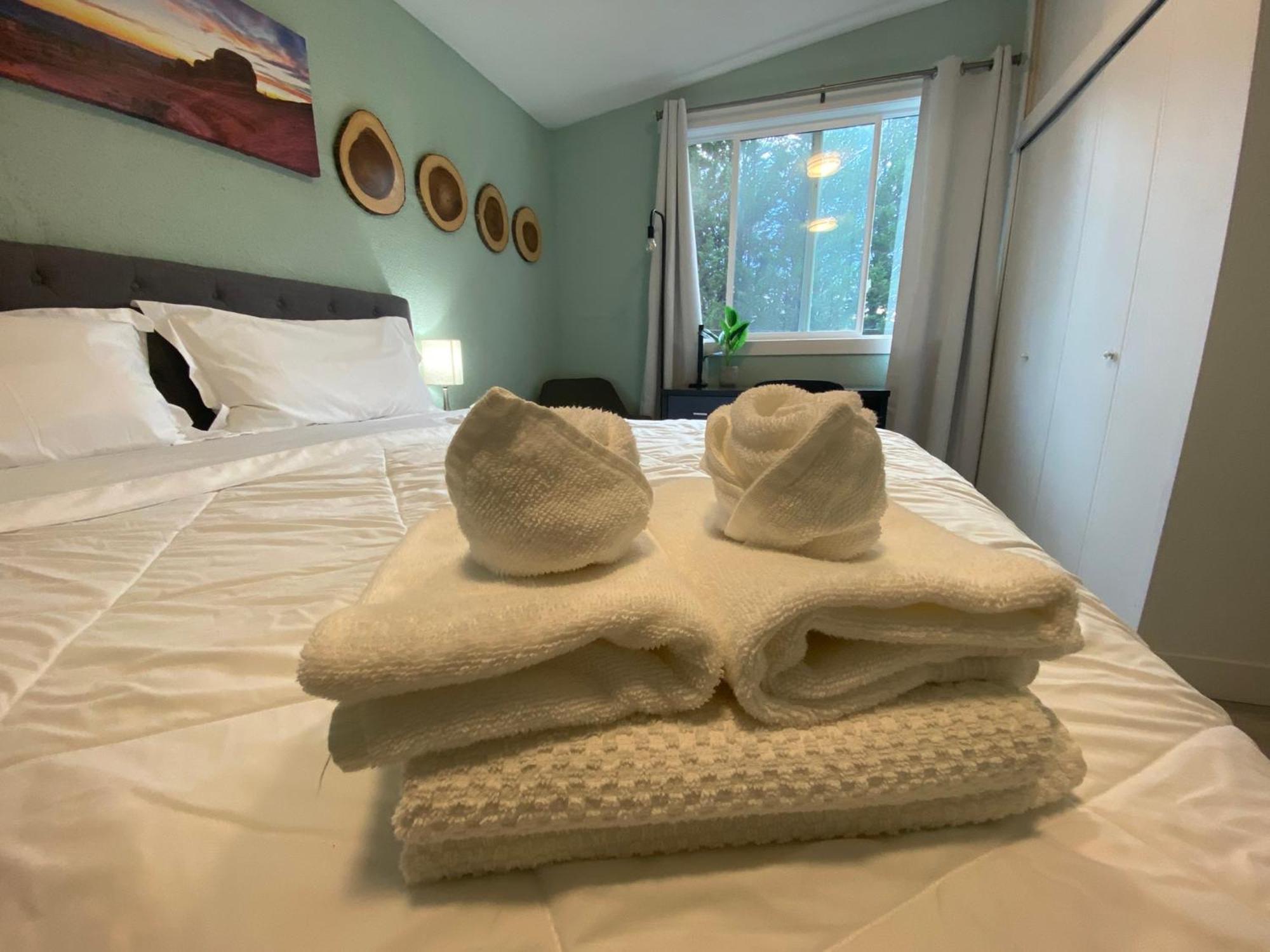Hudson Homes Bnb Saanich Extérieur photo